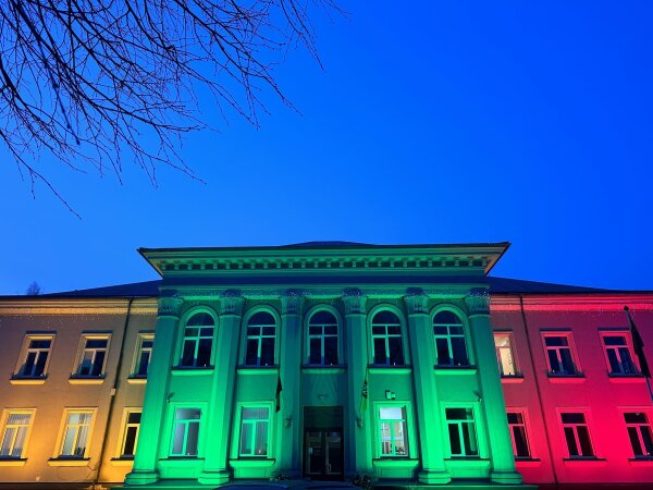 Uždegtos vienybės, atminimo ir pergalės žvakutes