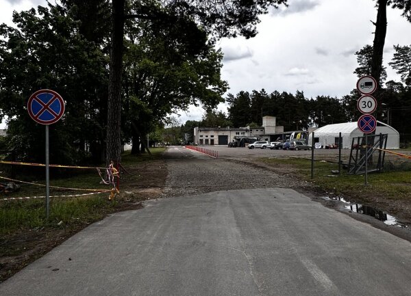 Skvero gatvėje šalinamos savavalės, neteisėtos užtvaros, ruožą saugos apsaugos tarnyba
